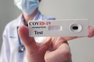 TZ ÚV: Preventivní testy na covid-19 zůstanou zdarma pro všechny pojištěnce, vláda také prodloužila výjimku z placení DPH u respirátorů